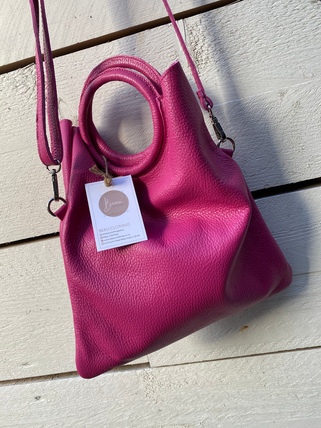 Leather bag in magenta